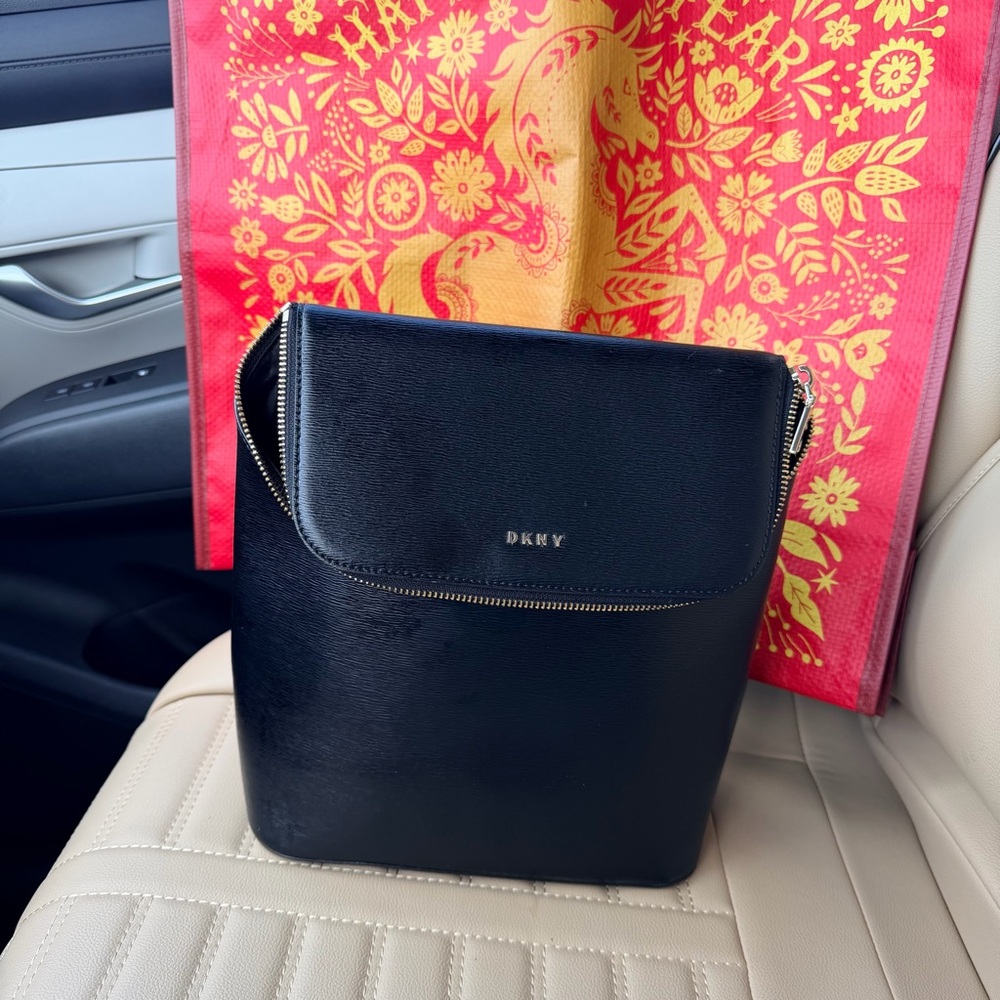 DKNY Elegant Black Shoulder Bag